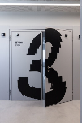 Ana Fernandes is a Brand Manager & Producer based in Porto, Portugal.